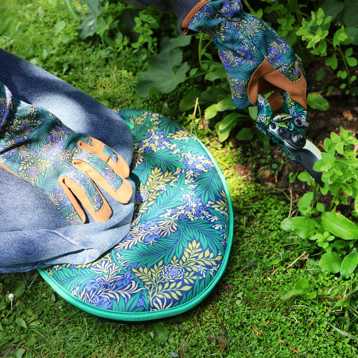 Orange Grove Garden Kneeler - William Morris Design - Padded Memory Foam